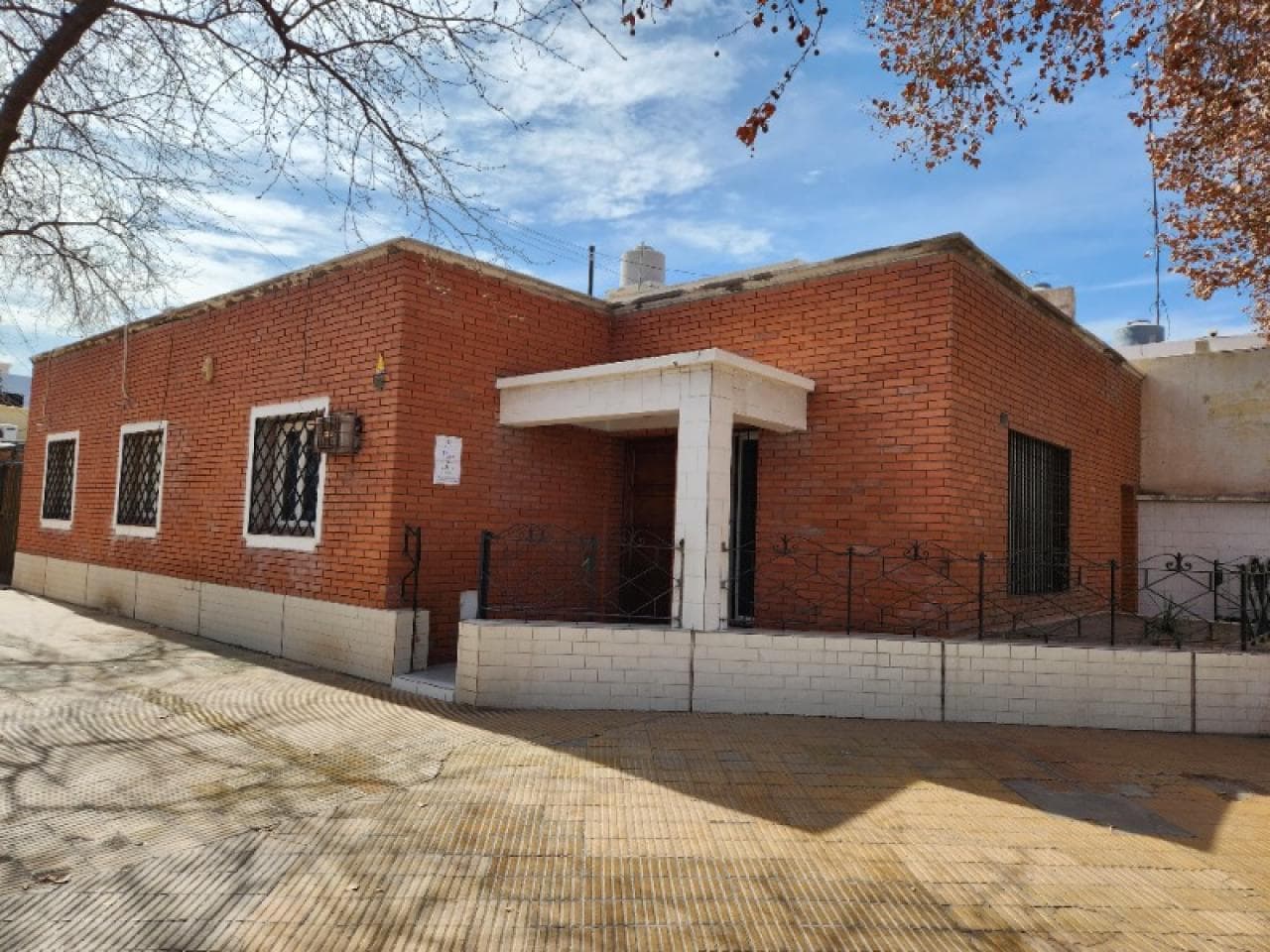 Vendo Casa Esquina En Av Córdoba Y Santiago Del Estero, 3 Dormitorios. Capital