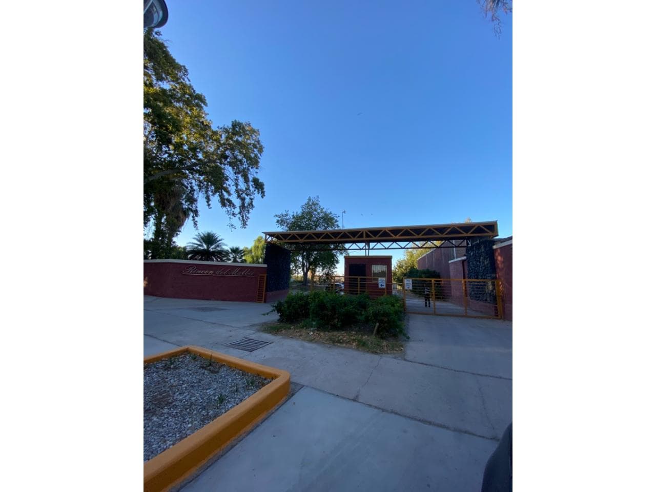 Venta. Lote De 700 M2 En Barrio Privado Rincon Del Malbec Sobre Hipolito Irigoyen Pasando San Juan