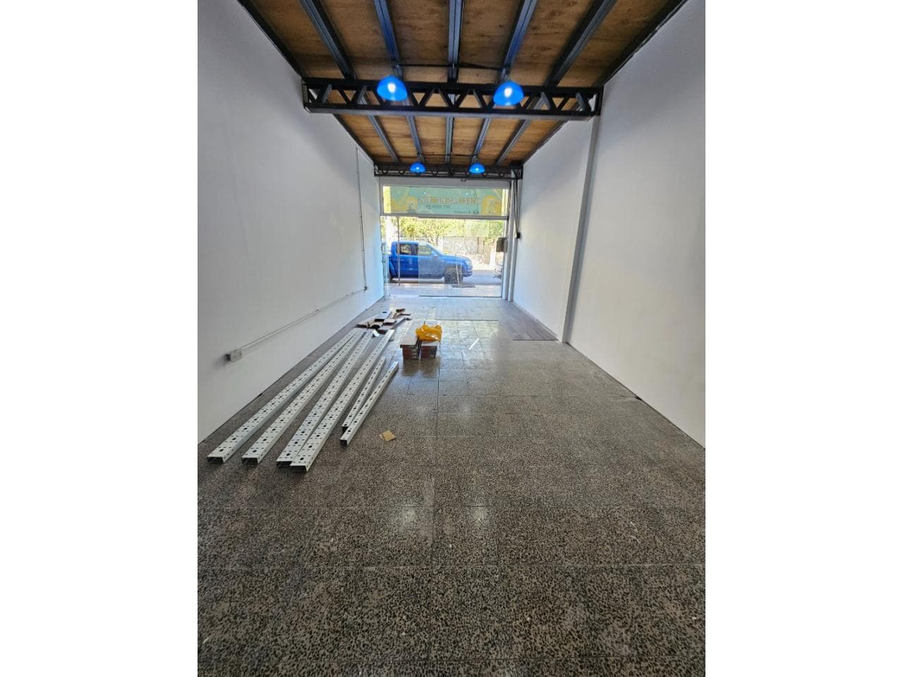 Alquiler Salón Comercial Frente Al Banco San Juan