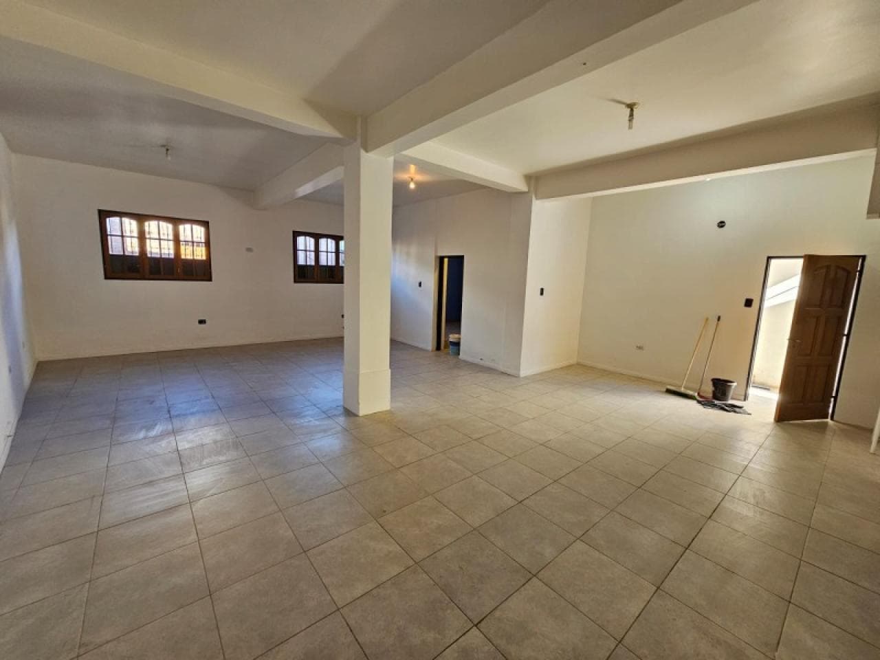 Alquilo Local Comercial  De 64 Met Cuad. Con Oficina