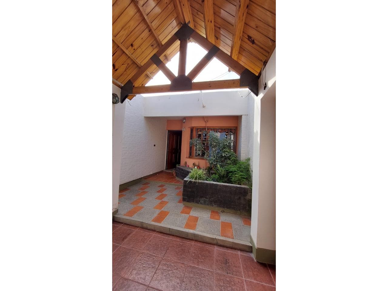 Venta. Bº Smata Casa Ampliada De 3 Dormitorios 2 Baños, Doble Cochera Patio. Capital