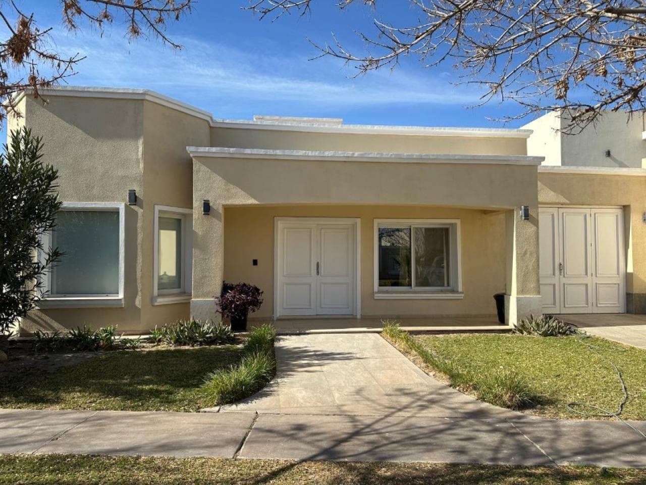 Venta - Casa Amoblada, 2 Dormitorios, De Categoría - B° Privado Ayres Del Este. Santa Lucia