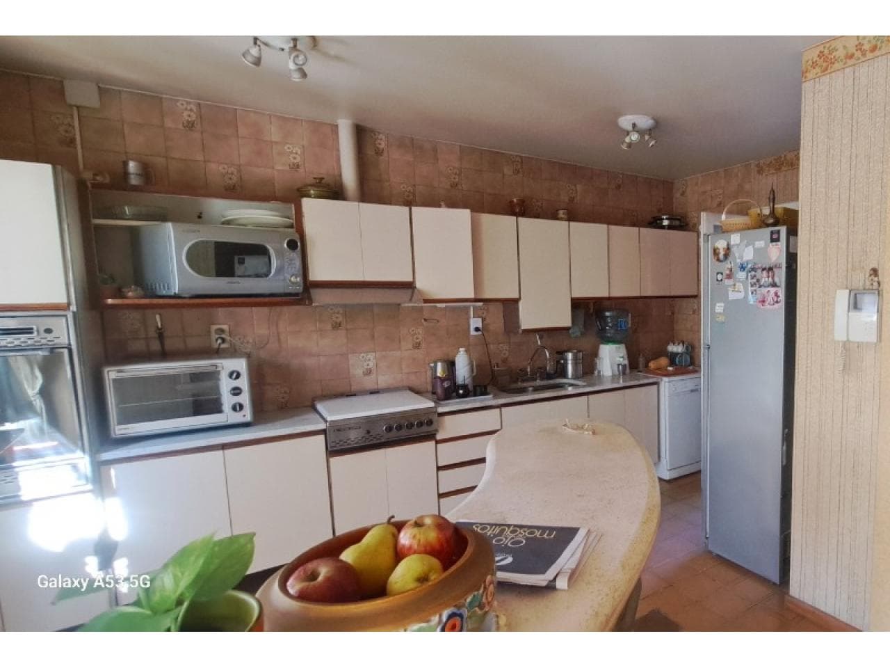 Venta Amplio Departamento Céntrico Con Multiples Ambientes. Distribuido En 3 Plantas. Cochera, Terraza
