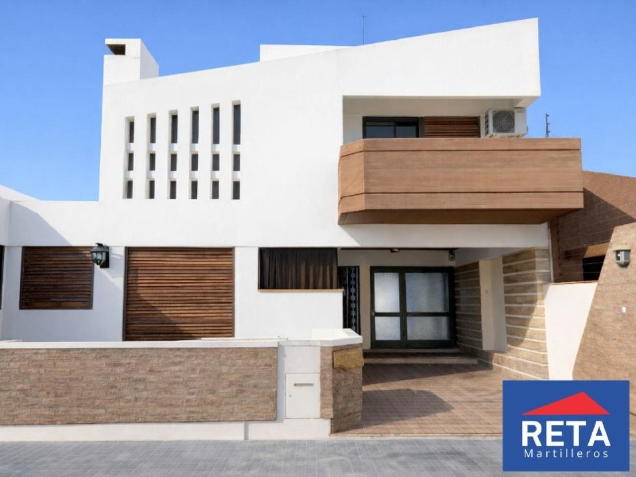 Venta. Casa De Categoría En Barrio Residencial. Capital. Apta Crédito Hipotecario.