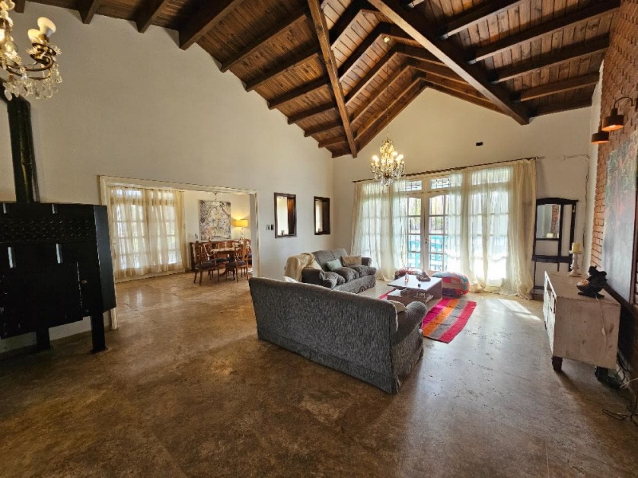Venta. Magnífica Casa Con 3900m2 De Parque En Inmediaciones Al Club Uvt. Rawson