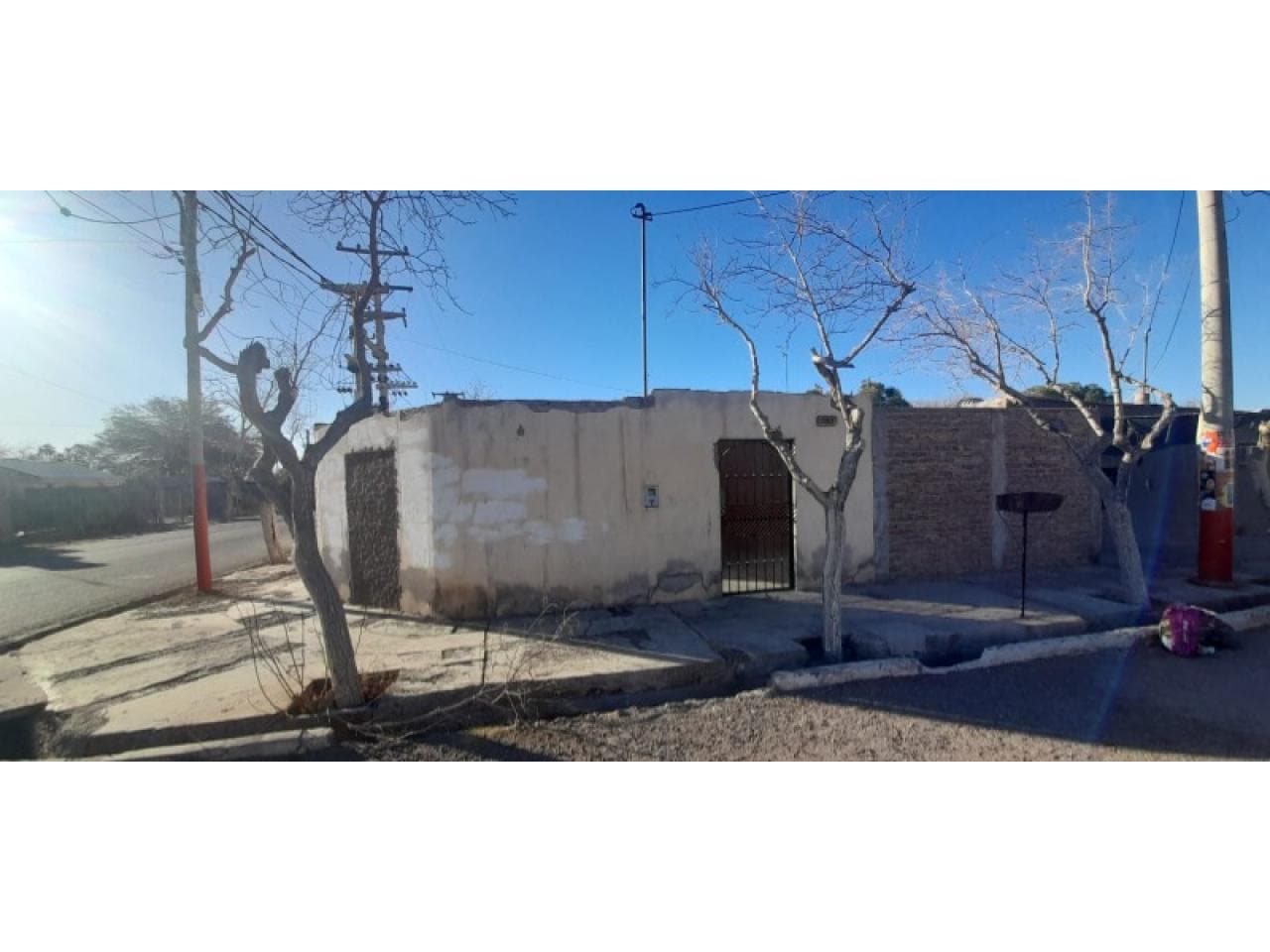 Venta. Casa Esquina. 8 Años Antiguedad, 3 Dormitorios, Ambientes Muy Amplios. Chimbas