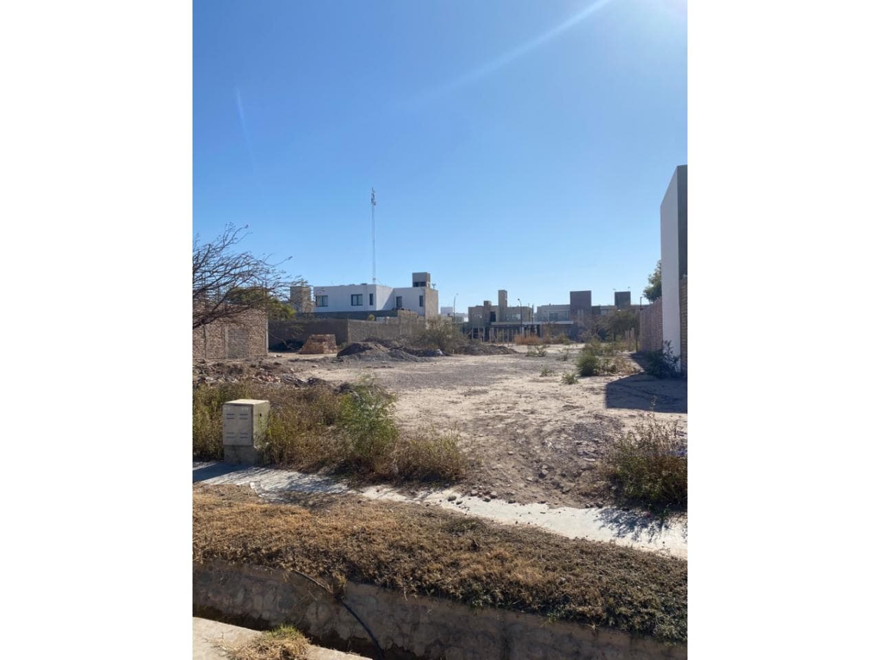Se Vende Terreno De 363 M2 En Barrio Boulevard Punta De Rieles, Todos Los Servicios, Escritura Inmediata