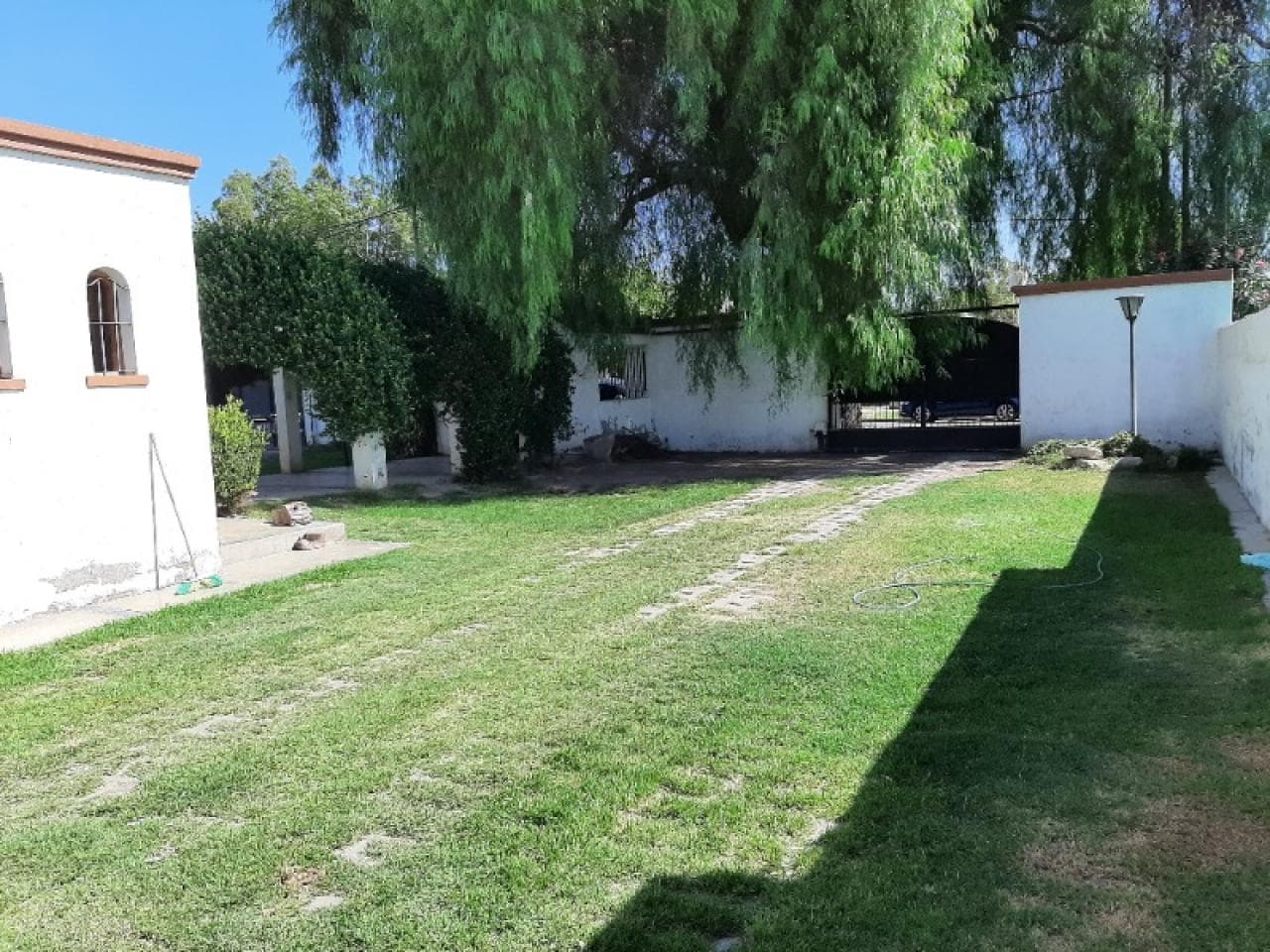 Venta Espectacular Casa, Amplio Terreno 1100m2, Parquizado, Piscina, Excelente Ubicación, Capital
