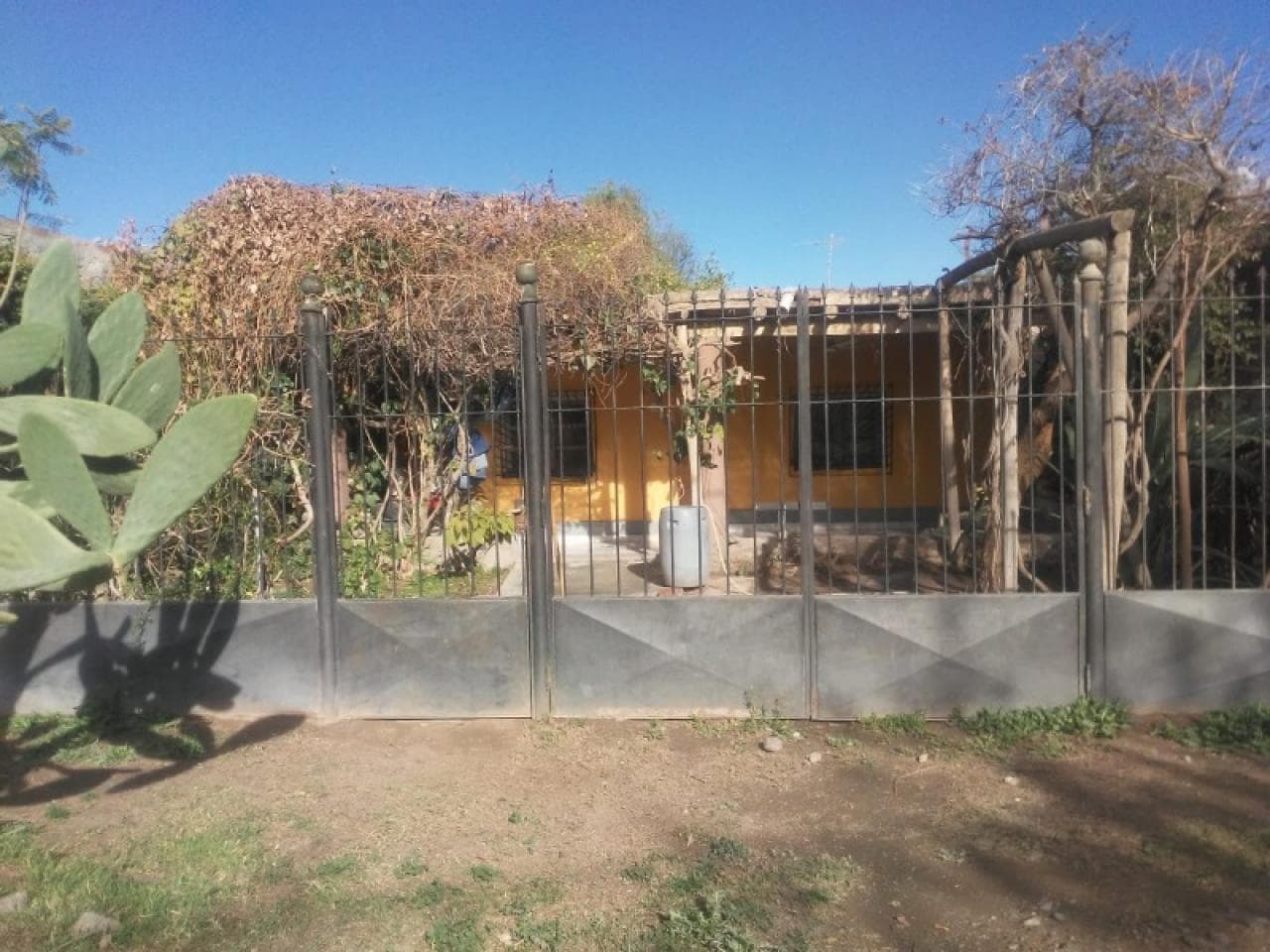 Venta Casa A Refaccionar, Con Servicios Instalados Luz, Gas Natural, Agua, 2 Habitaciones, 1 Baño, Cochera. Rivadavia