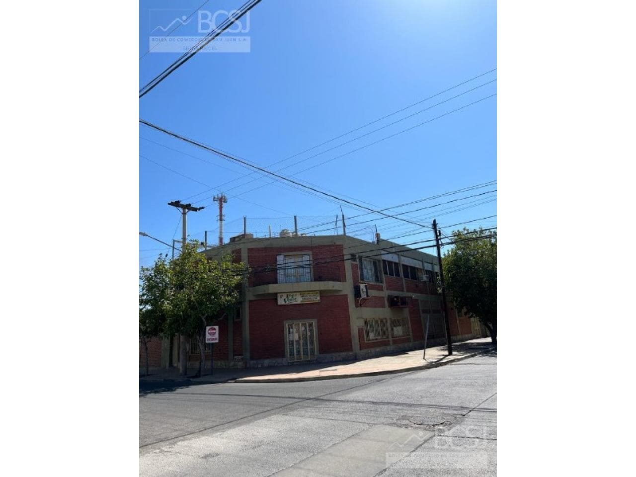 Venta 2 Salones Comerciales  Y Departamento. Capital