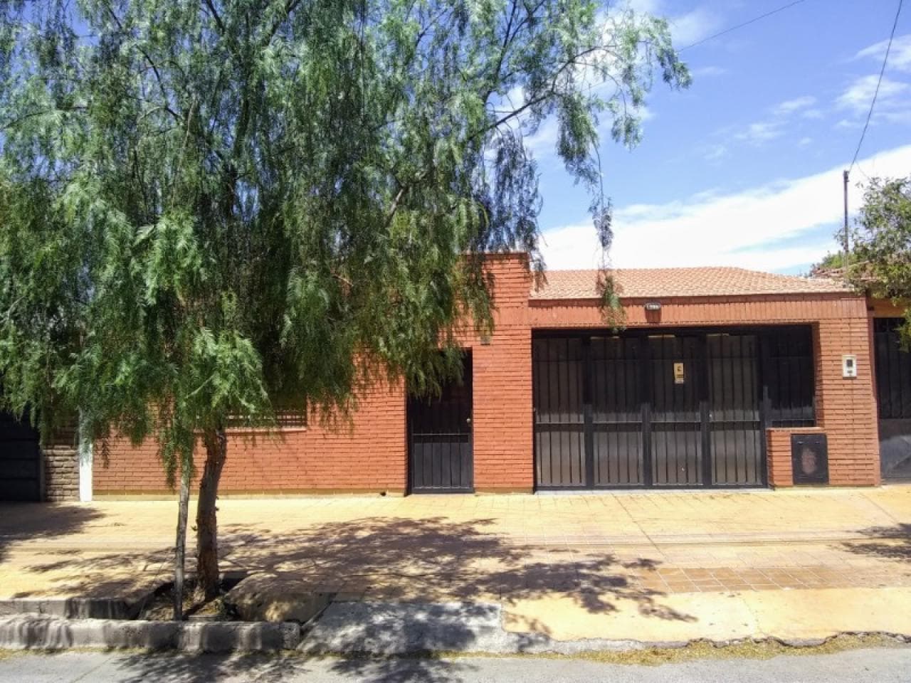 Venta. Casa, Excelente Superficie Para Construir Edificio. Cerca De Centro Cívico, Parque De Mayo, Teatro Etc.