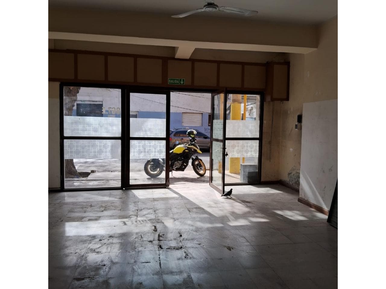 Salón Comercial 100 M2 Aproxi. Blindex, Persiana, Alarma. Capital Listo Para Habilitar, No Apto Para Gastronomia