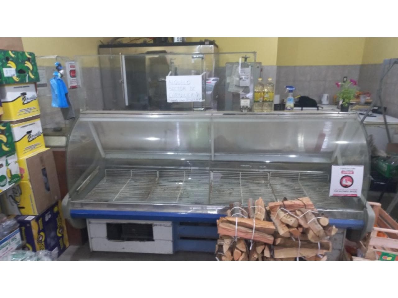 Alquiler. Espacio De Salon Con Equipamiento Carniceria Calle Mendoza Rawson Casi Dr. Ortega