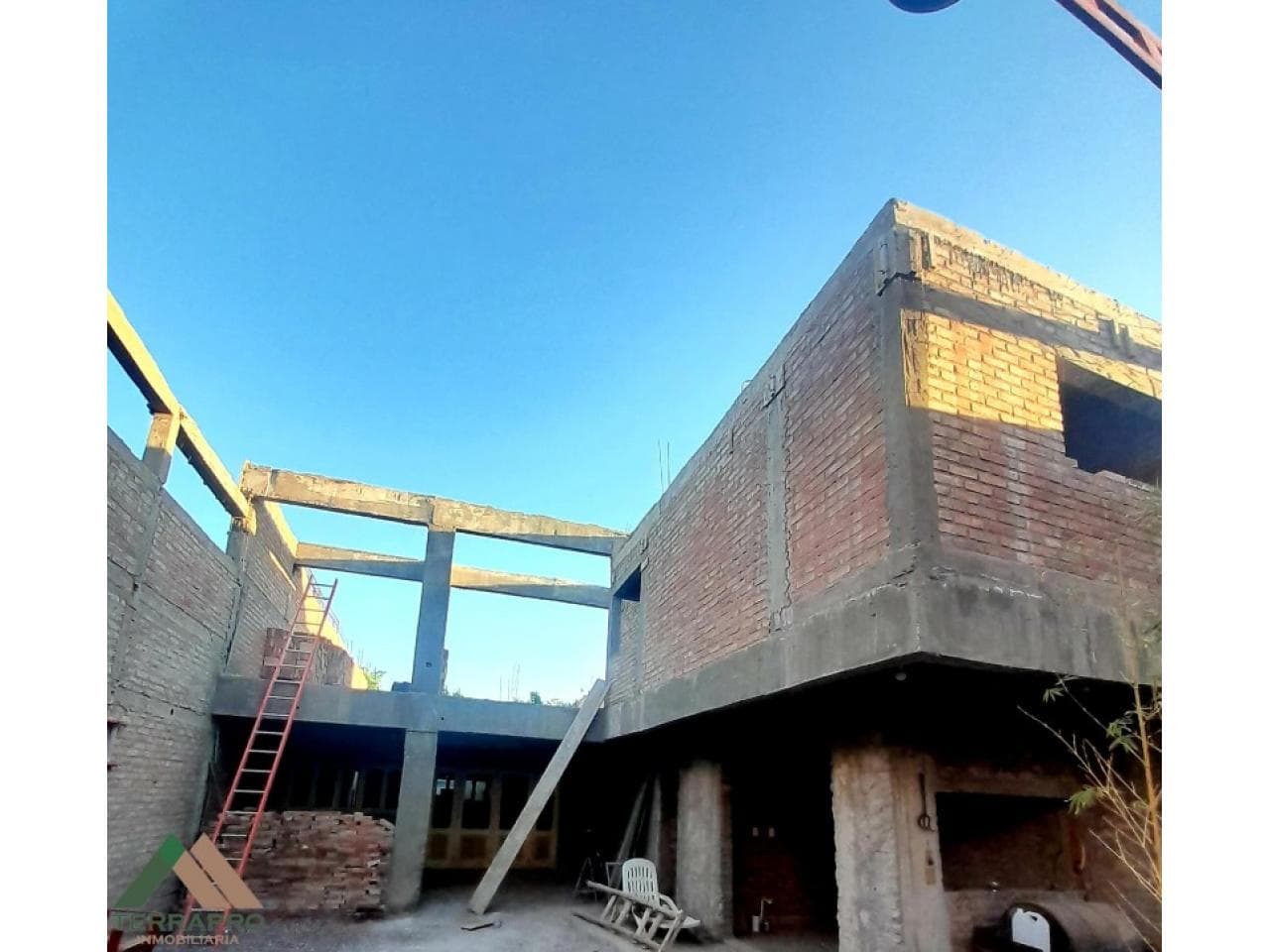 Venta. Amplia Propiedad En Construcción. Capital