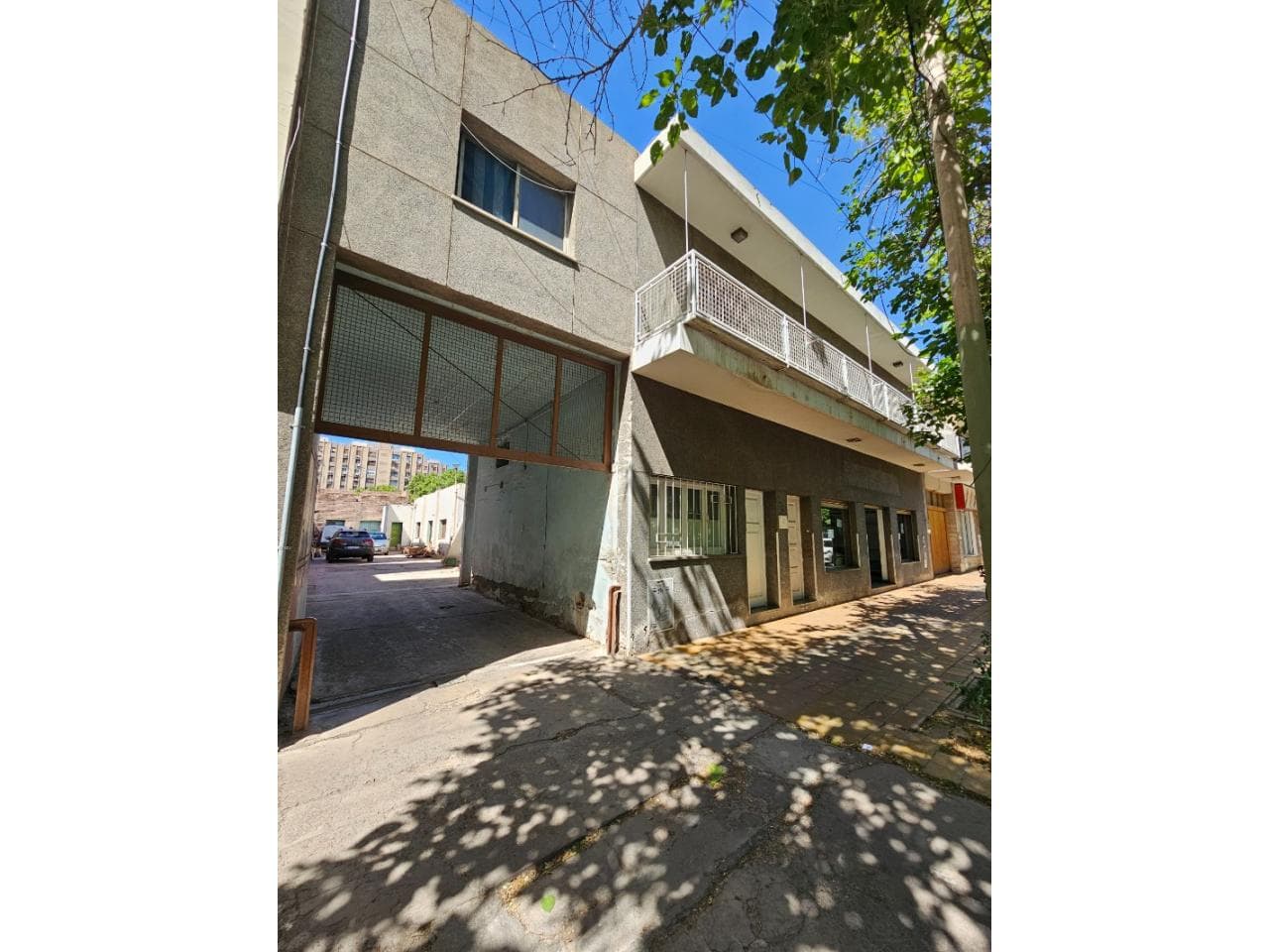 Venta Importante Inmueble Céntrico Frente A Plaza Laprida Con 17 Metros De Frente