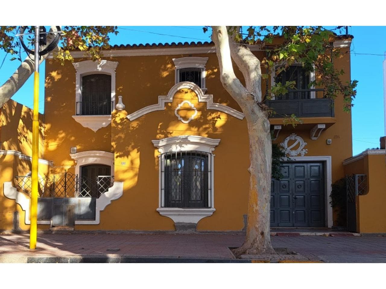 Casa Estilo Colonial, única En San Juan. 3 Habitaciones, 3 Baños, Living, Comedor, Cocina, Lavadero, Cochera Y Salón.