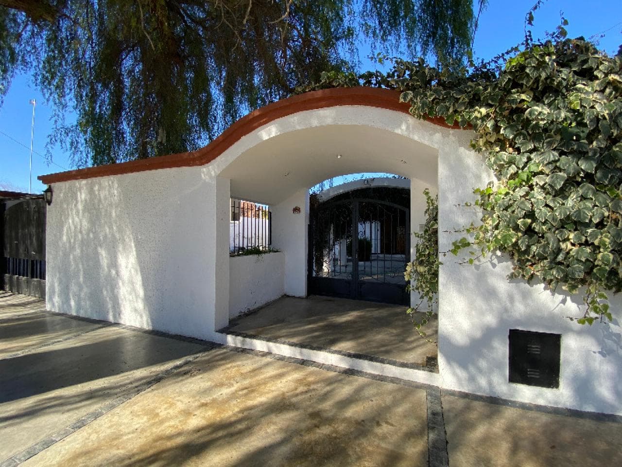 Venta  Casa De 3 Dormitorios Con Gran Jardin Y Piscina, Cocheras Multiples Zona Maipu Y España. Alquilada