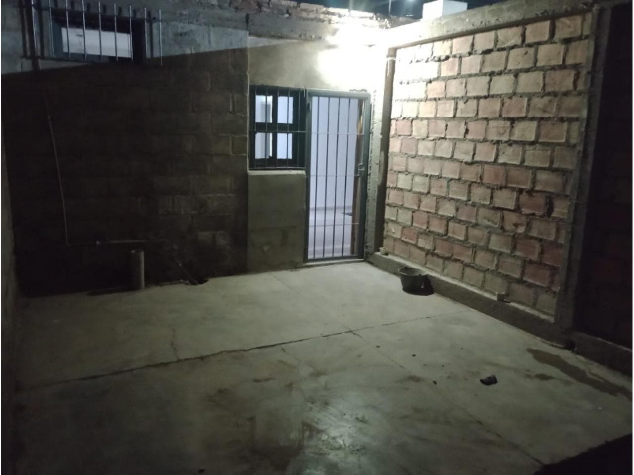 Alquiler. Departameto, 2 Dormitorios, Baño, Cocina, Cochera Sin Techar, Patio Interno, Con Todos Los Servicios