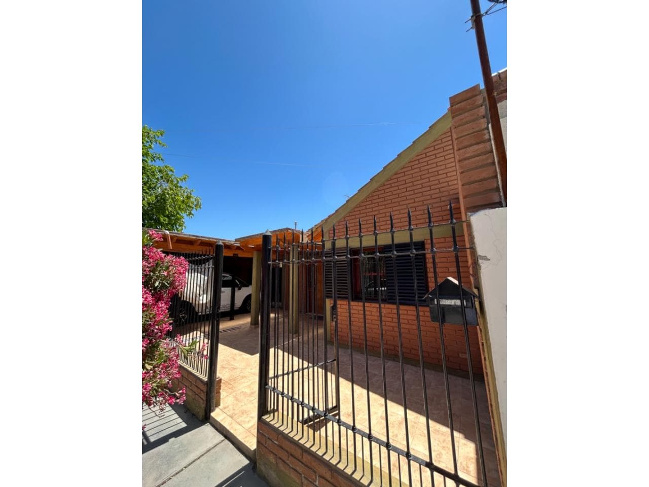 Venta Casa Excelente Ubicación Barrio Natania Xv - 4 Dormitorios - 2 Baños. Rivadavia