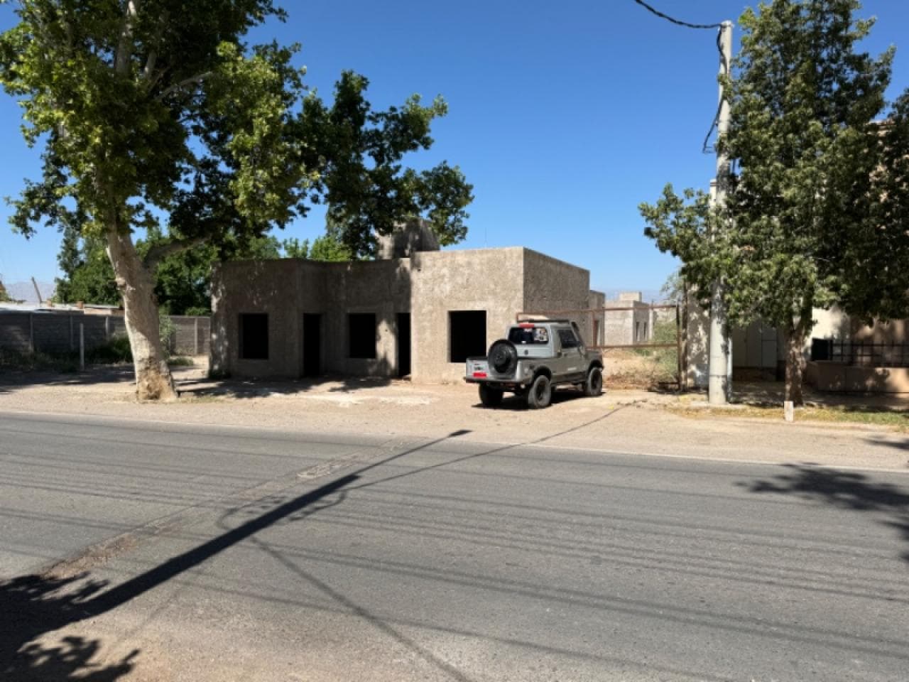 Venta. 3 Casas Y 3 Salones Comerciales Rivadavia