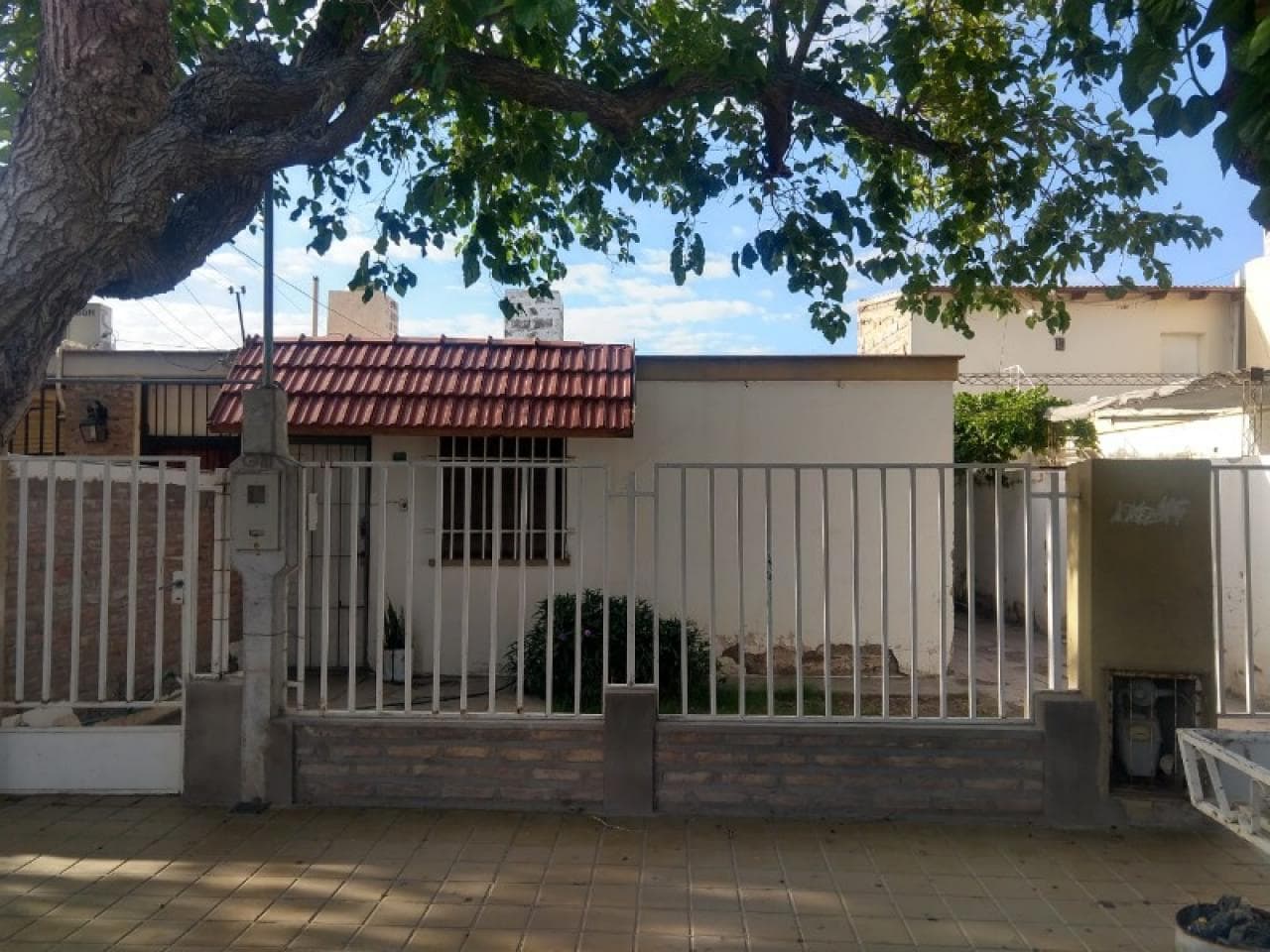 Vendo Casa Con Fabrica De Alparagatas Y Pantuflas En B° Kennedy De 3 Dormitorios, Etc... Etc...