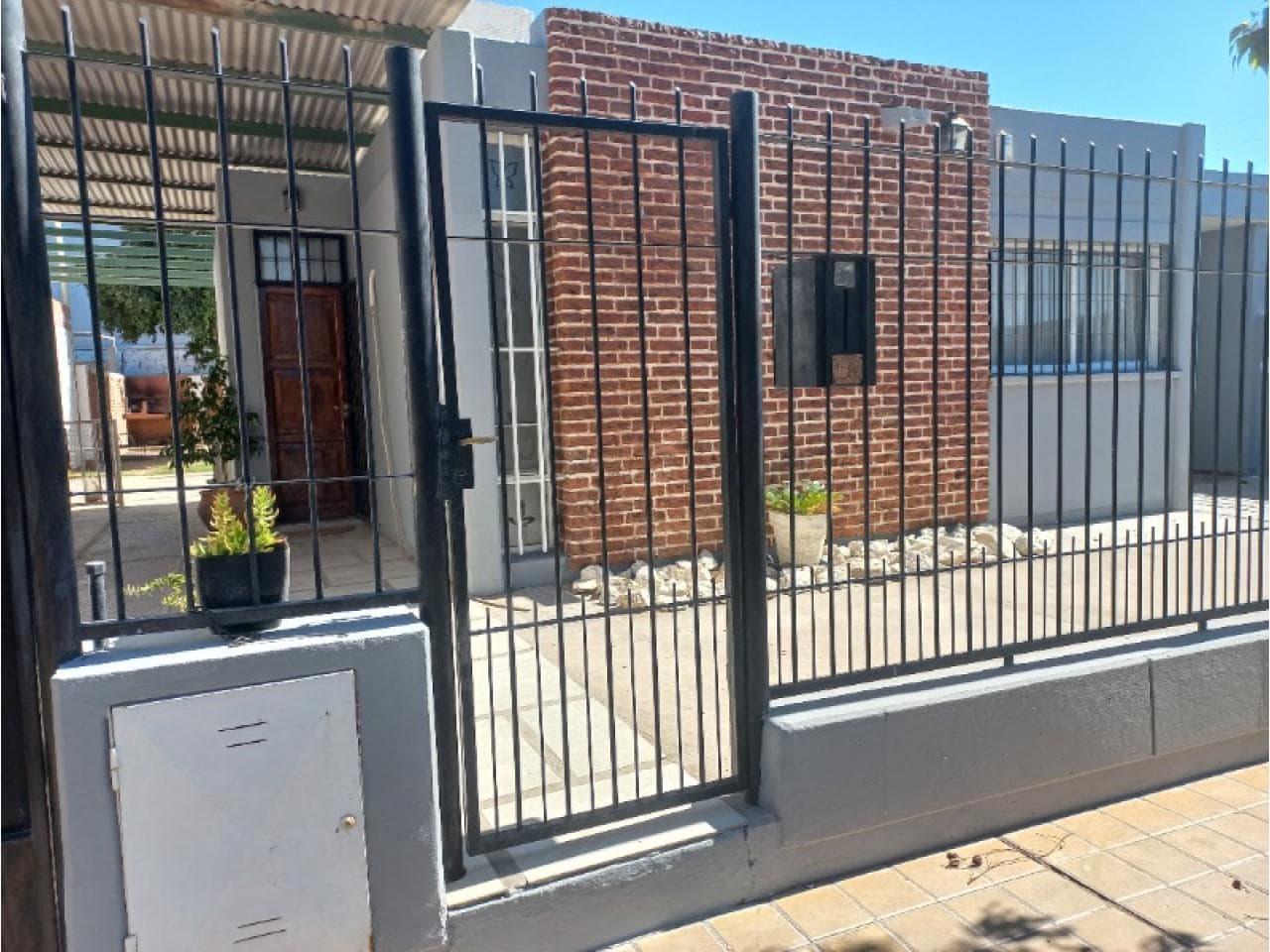 Venta. Casa 4 Dormitorios Y 2 Baños En Barrio Tranquilo. Apta Para Hipoteca. Capital