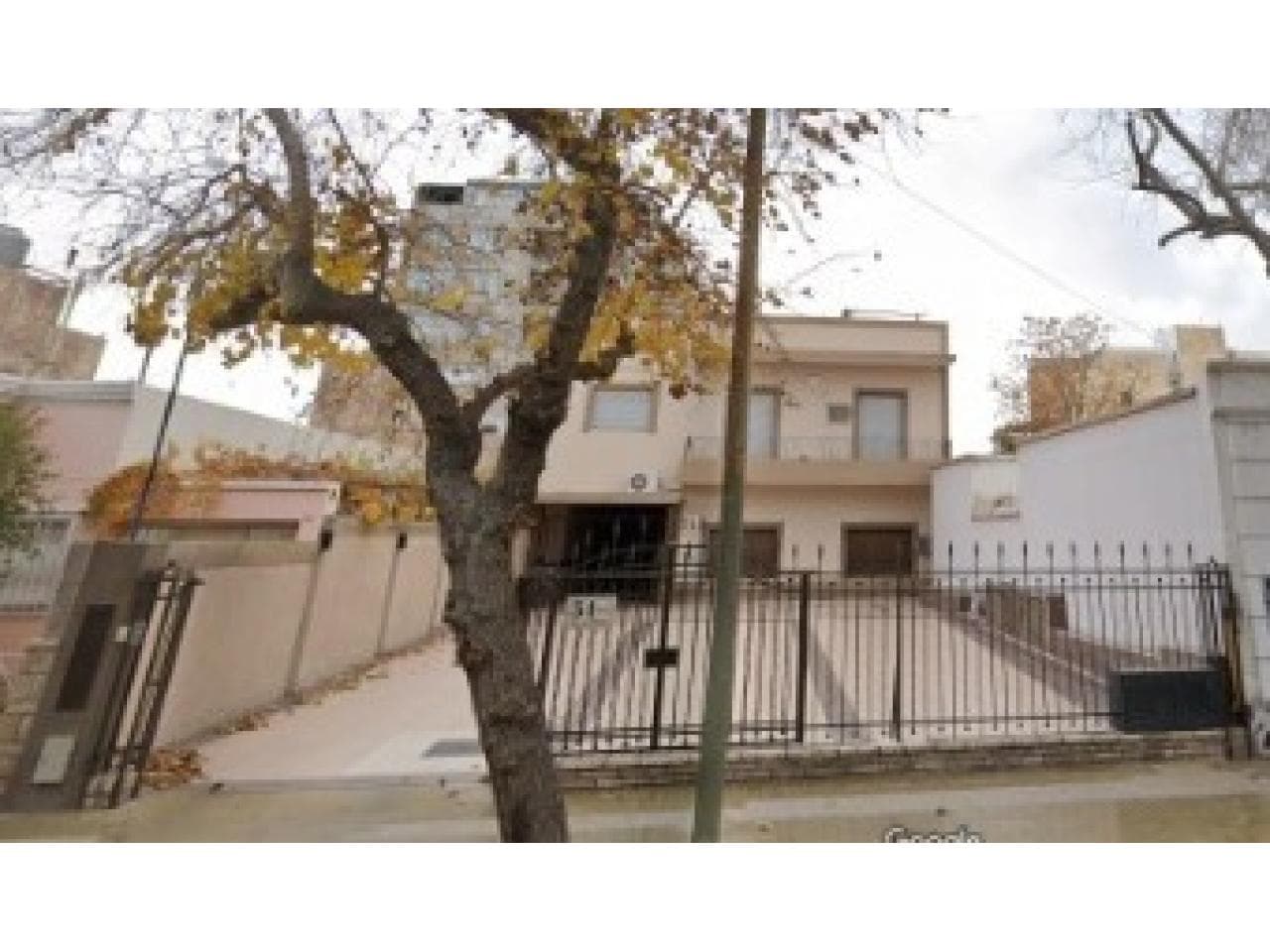 Venta. Propiedad Sobre Av. Rioja Con Amplio Estacionamiento. Capital