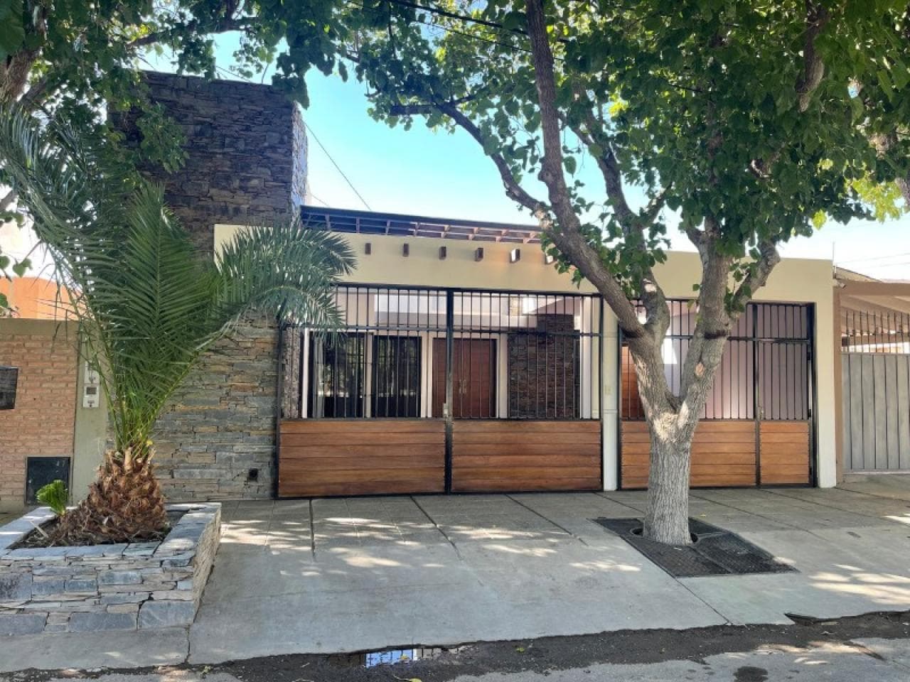 Alquiler Disponible Por 6 Meses -  Casa 3 Dormitorios En Barrio Mutual Banco San Juan Capital