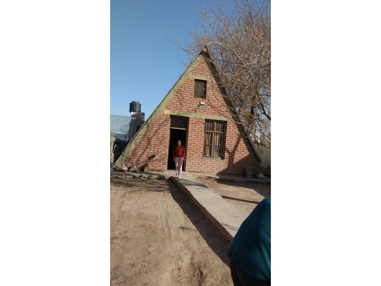 Rematamos Casa Tipo Cabaña Alpina Con Terreno = 550 M2 - A 50 Mts. De Av. Circunvalacion Sur , Capital.-