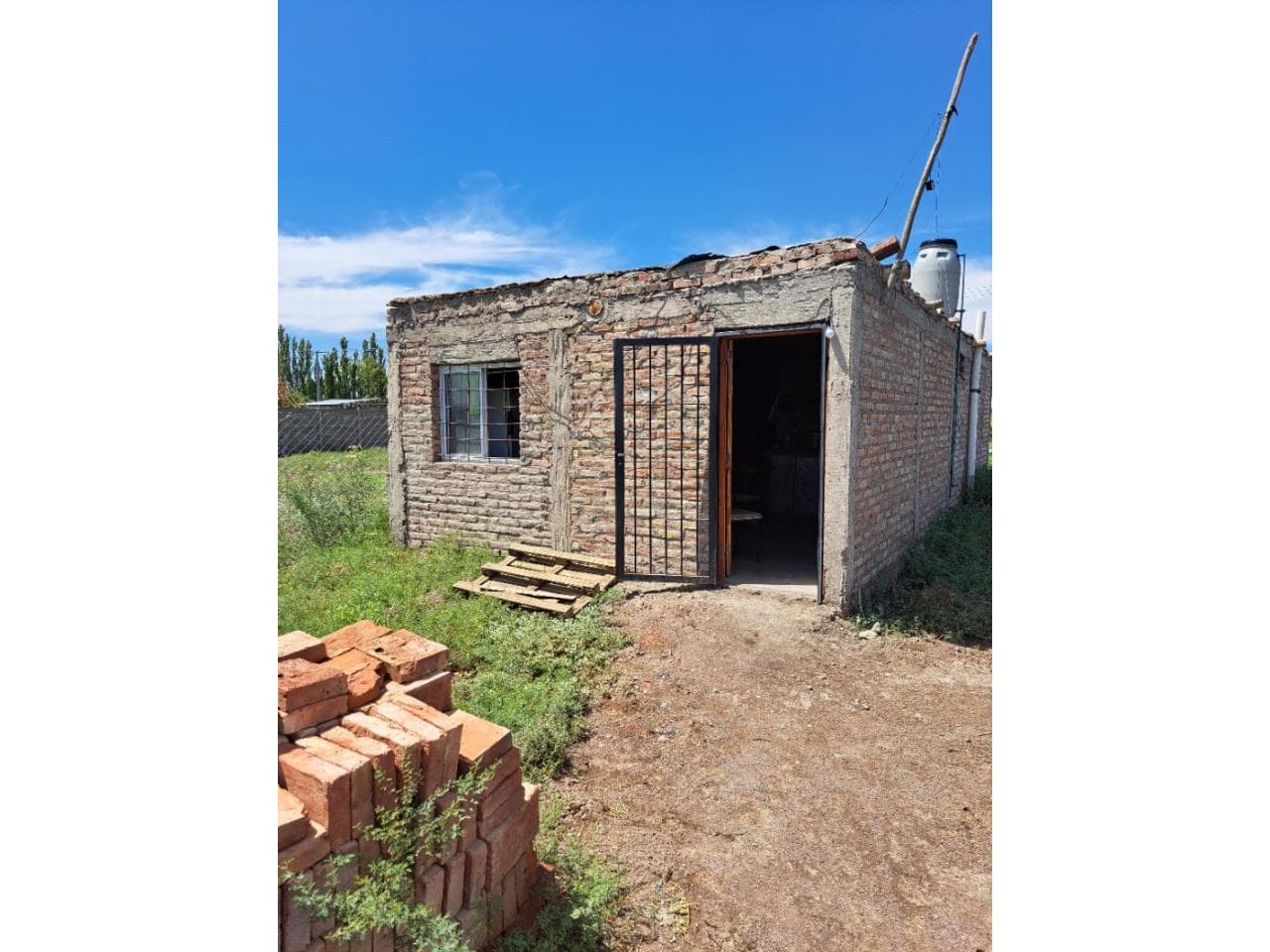 Venta. Lote Con Casa Y Pileta. Rawson