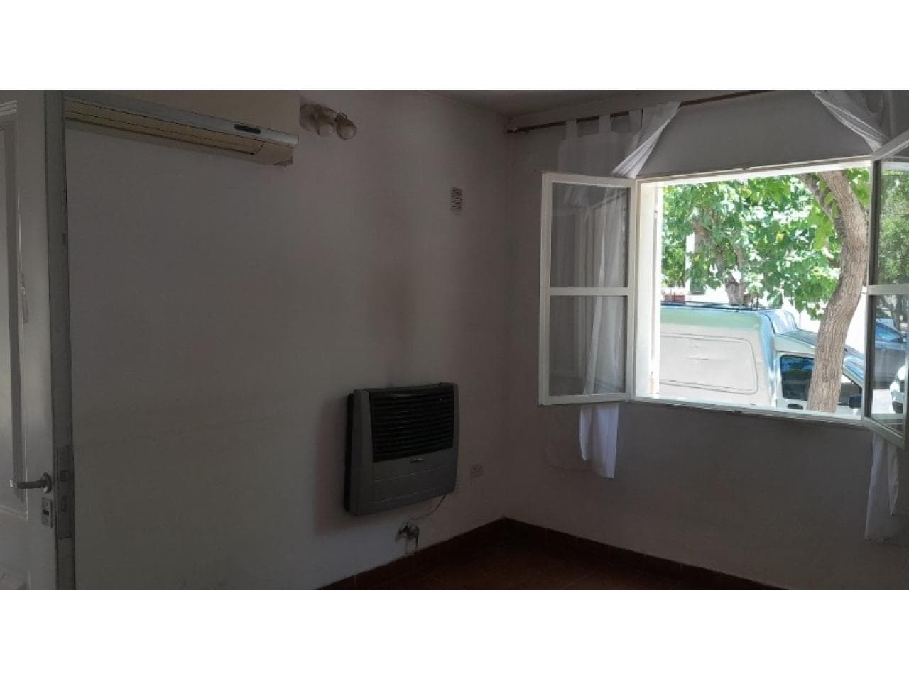 Alquiler Dpto. Barrio Riv. Norte Pb, A/a, Calefacción Galeria Y Fondo Común. 3 Dorm., 1 Baño, Cocina Y Living/ Comedor.