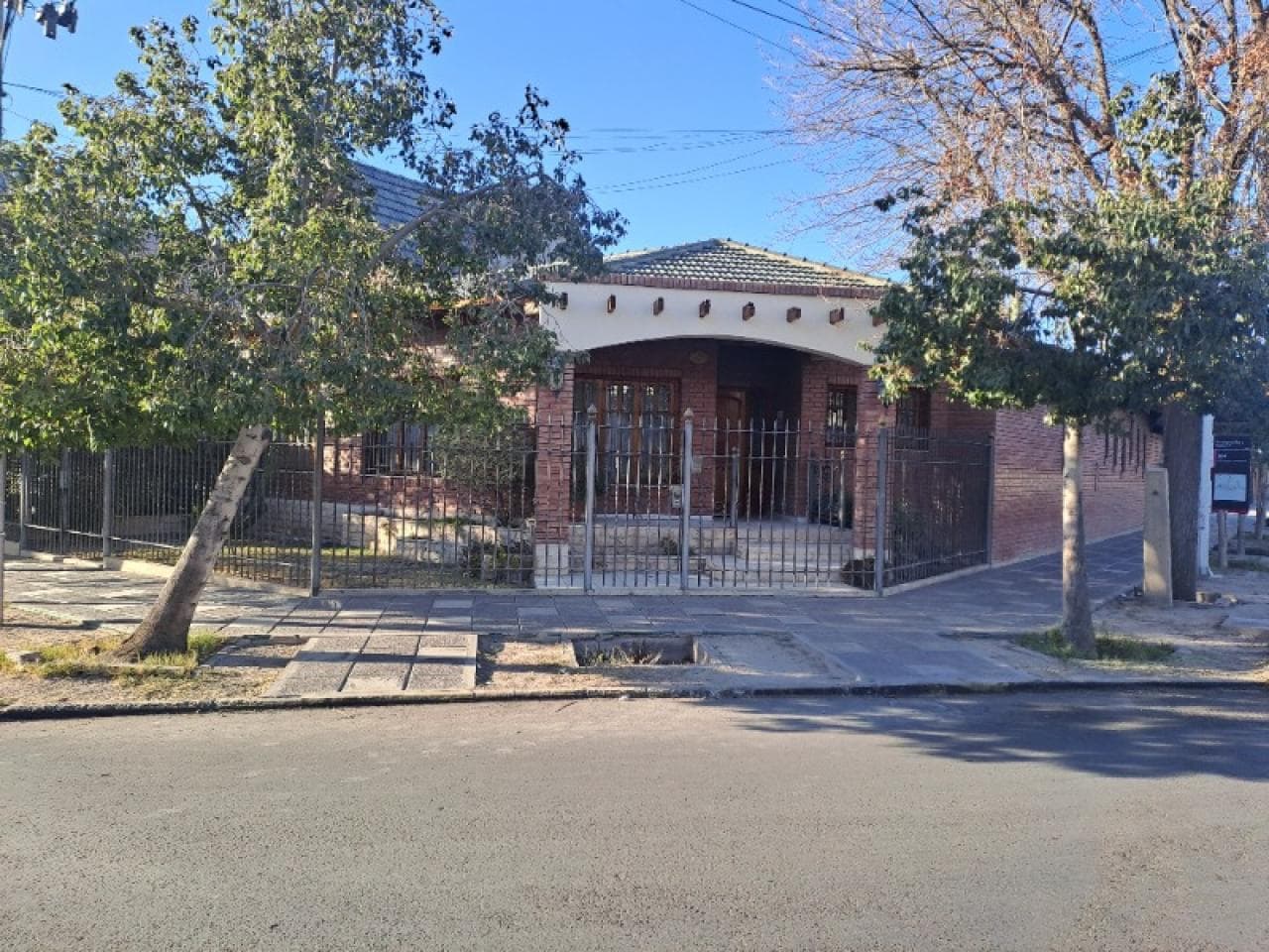 Venta Importante Inmueble En Esquina Zona Club Ausonia. Capital