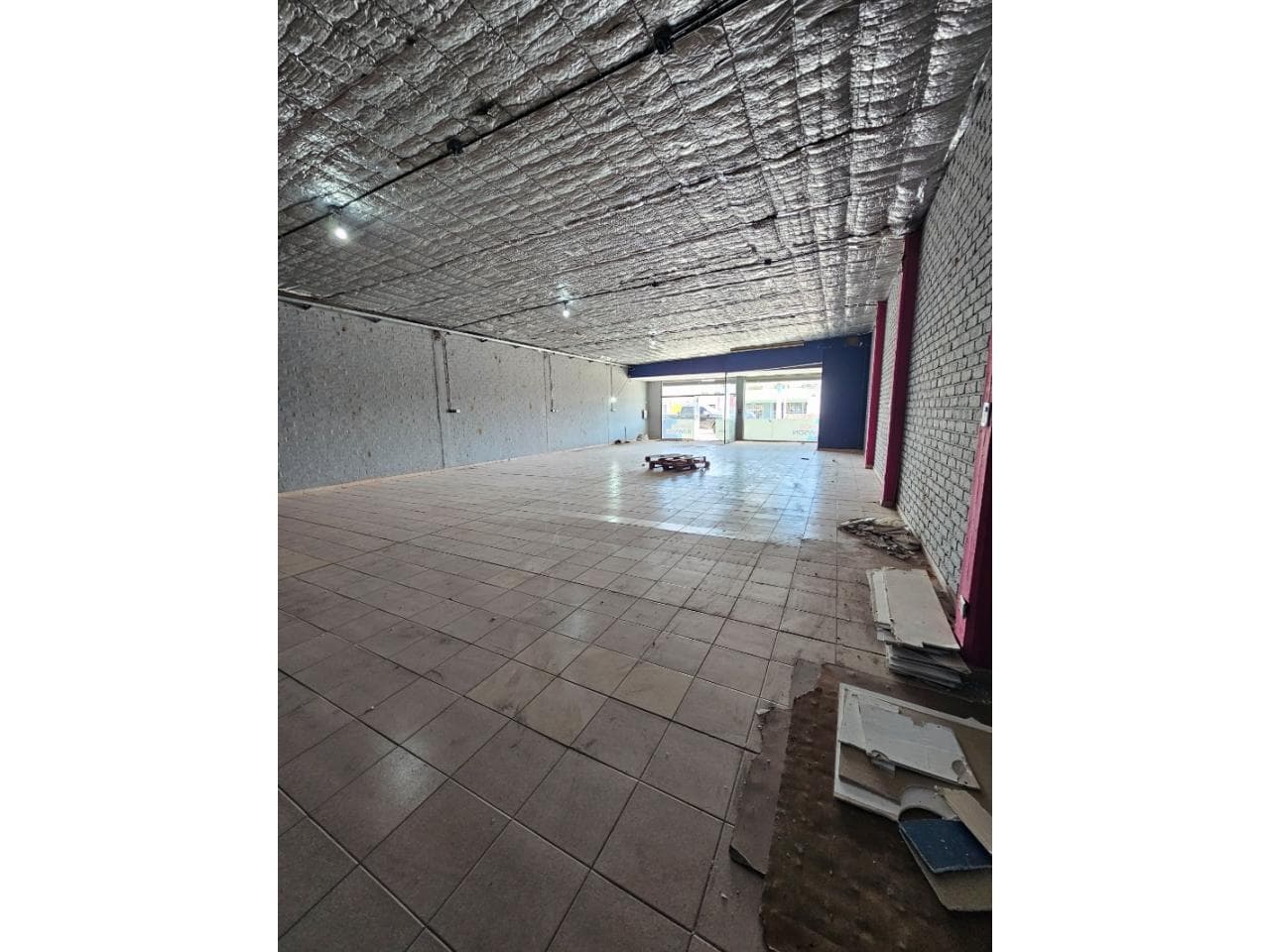 Salon Comercial En Rawson 1000m2 Sobre Calle Mendoza