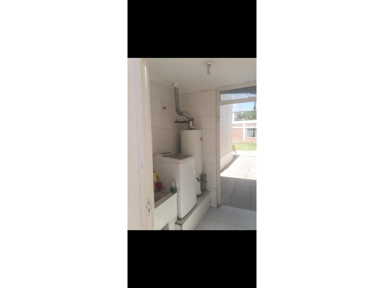 Vendo Casa En B Refidencial Cerca A Banco Hispano De 3 Habitaccion,  Con Un Departamento  De Una Habitacion  En El Fondo