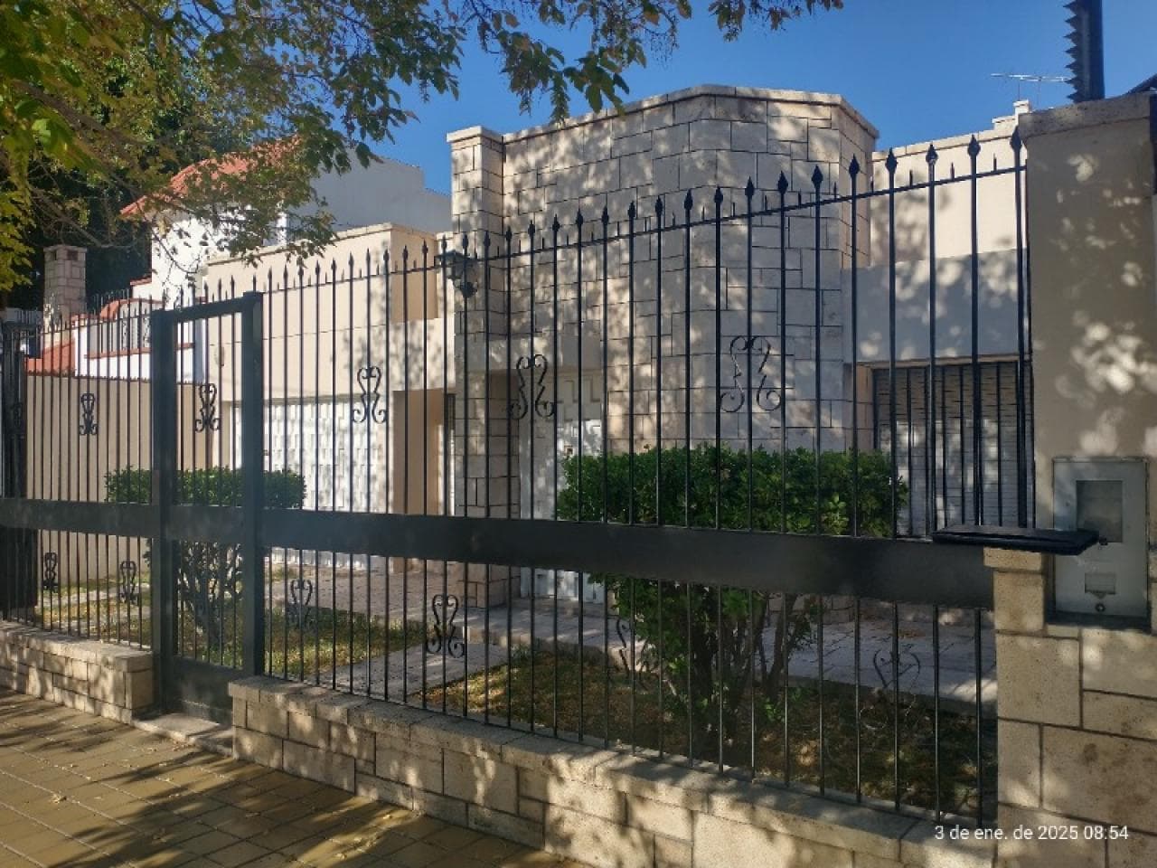 Venta. Casa, 3 Dormitorios. De Categoría Sobre Calle Urquiza. Capital