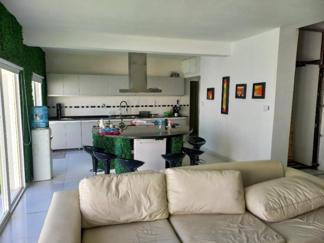 Casa Dos Plantas, 3 Ingresos, 4 Baños, Garaje, Escritorio, 5 Dormitorios Amplios, Cocina, Comedor, Living Y Pileta