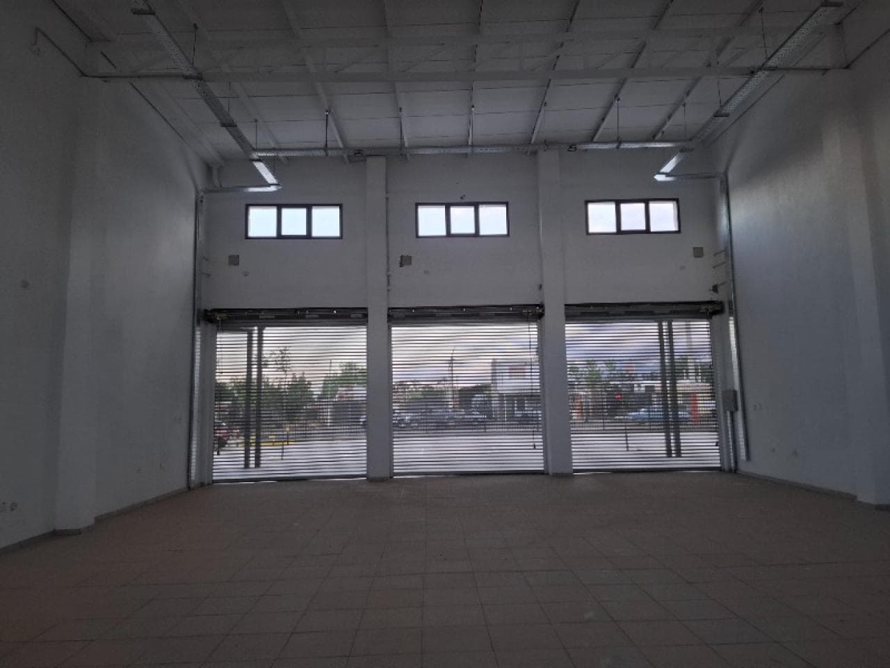 Alquiler Local En Paseo Comercial. Chimbas