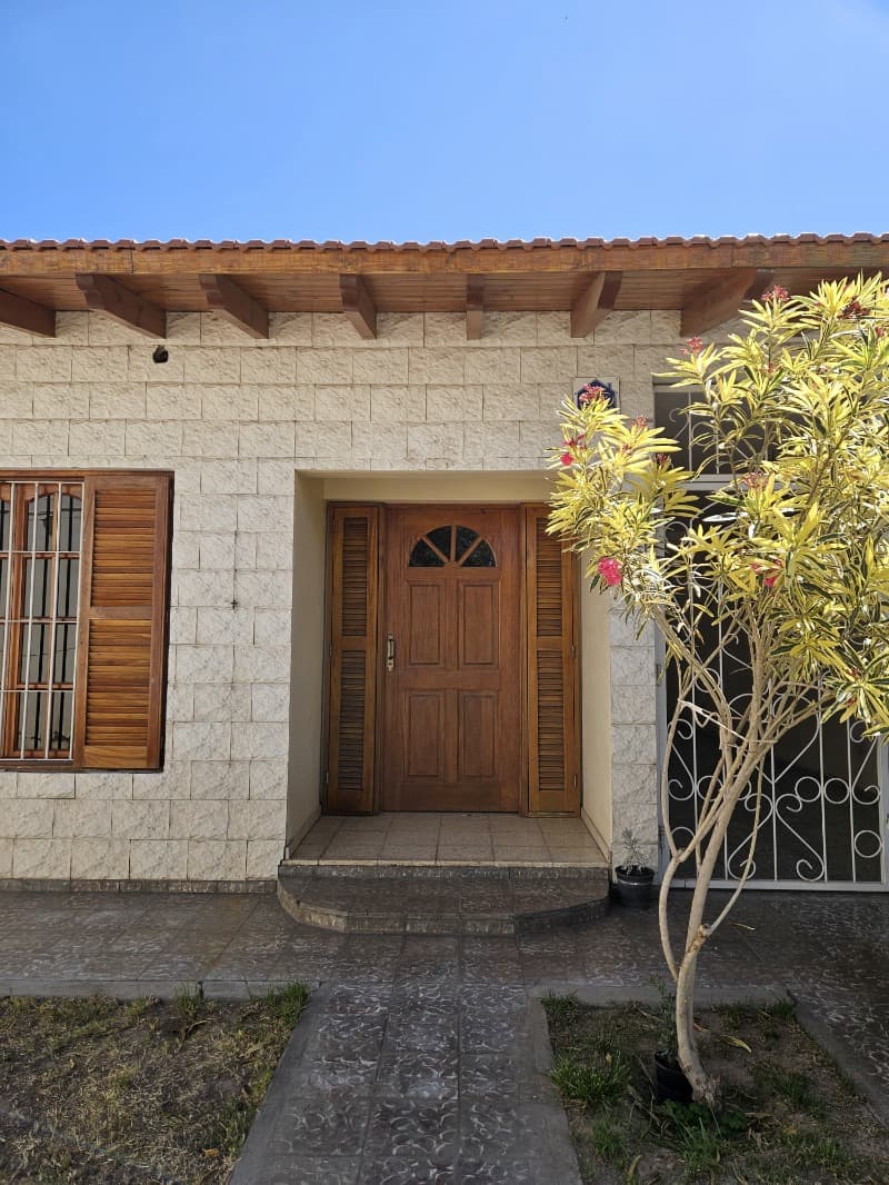 Vendo Amplia Casa En Capital (recibimos Propuestas De Inmobiliarias Sin Exclusividad)
