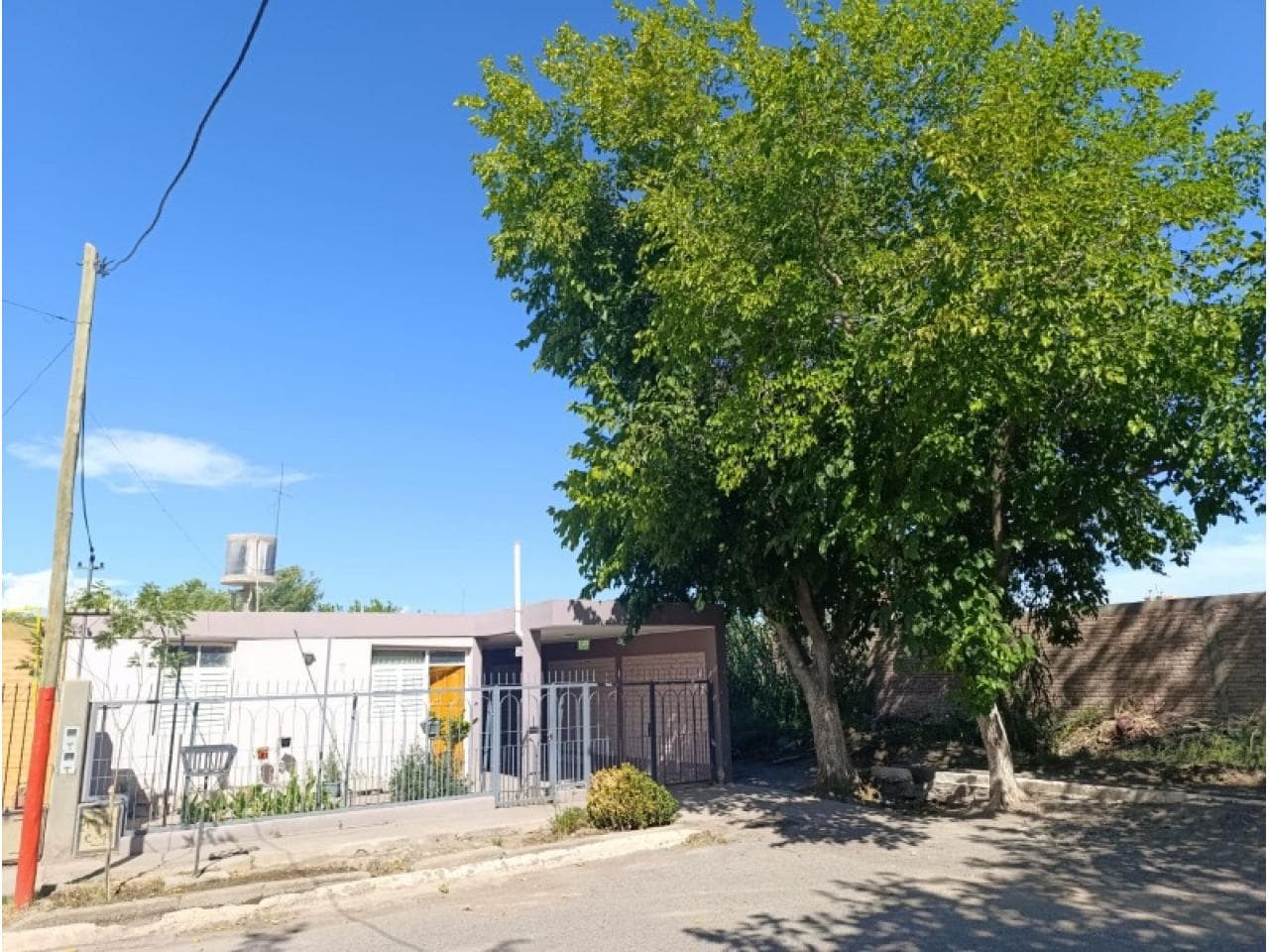 Venta Casa En Entorno Residencial, 3 Dormitorios 2 Baños Barrio 19 De Abril. Chimbas