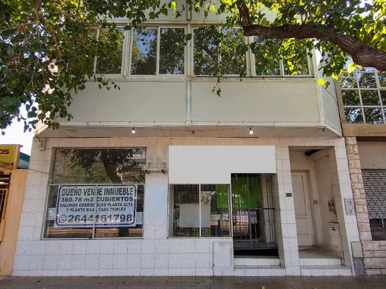 3 Locales Comerciales Con Casa Triplex Sobre Av. Principal En Capital