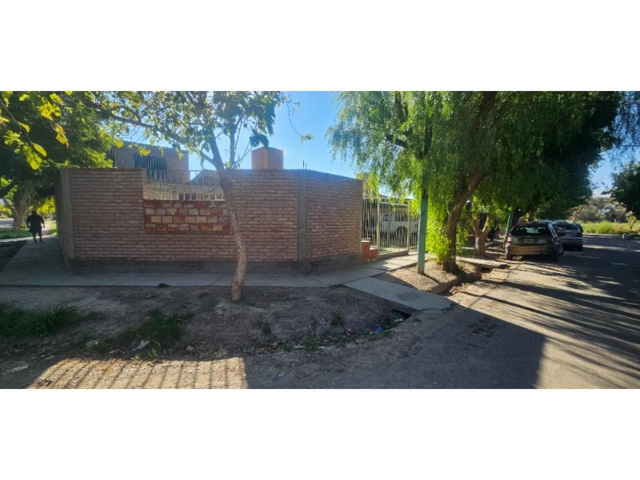 Venta. Casa. Excelente Estado - Cierre Perimetral - Esquina. Rivadavia