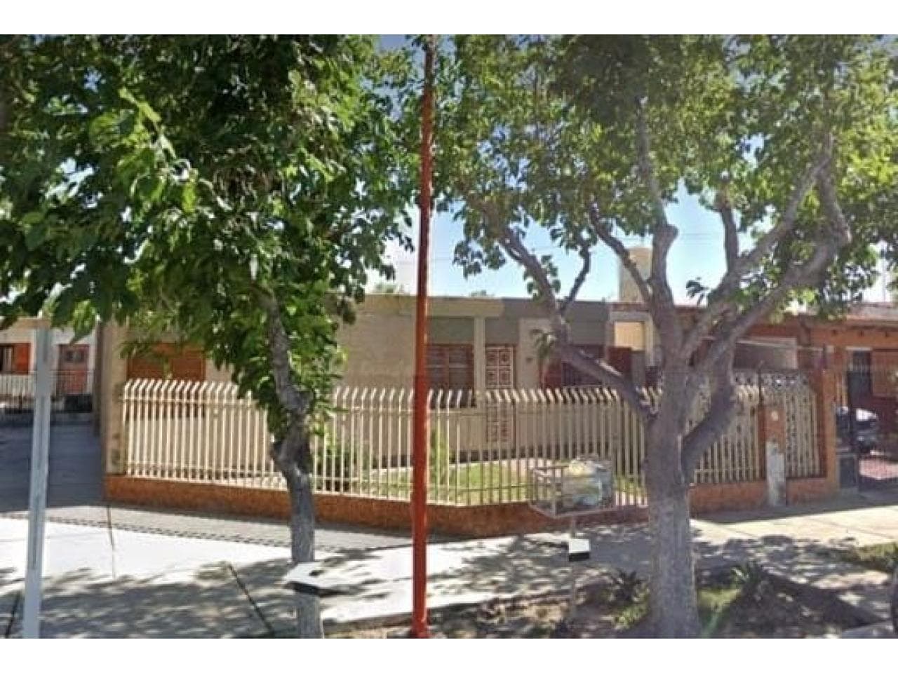 Venta. Casa Con Departamento En El Barrio Tamarindo