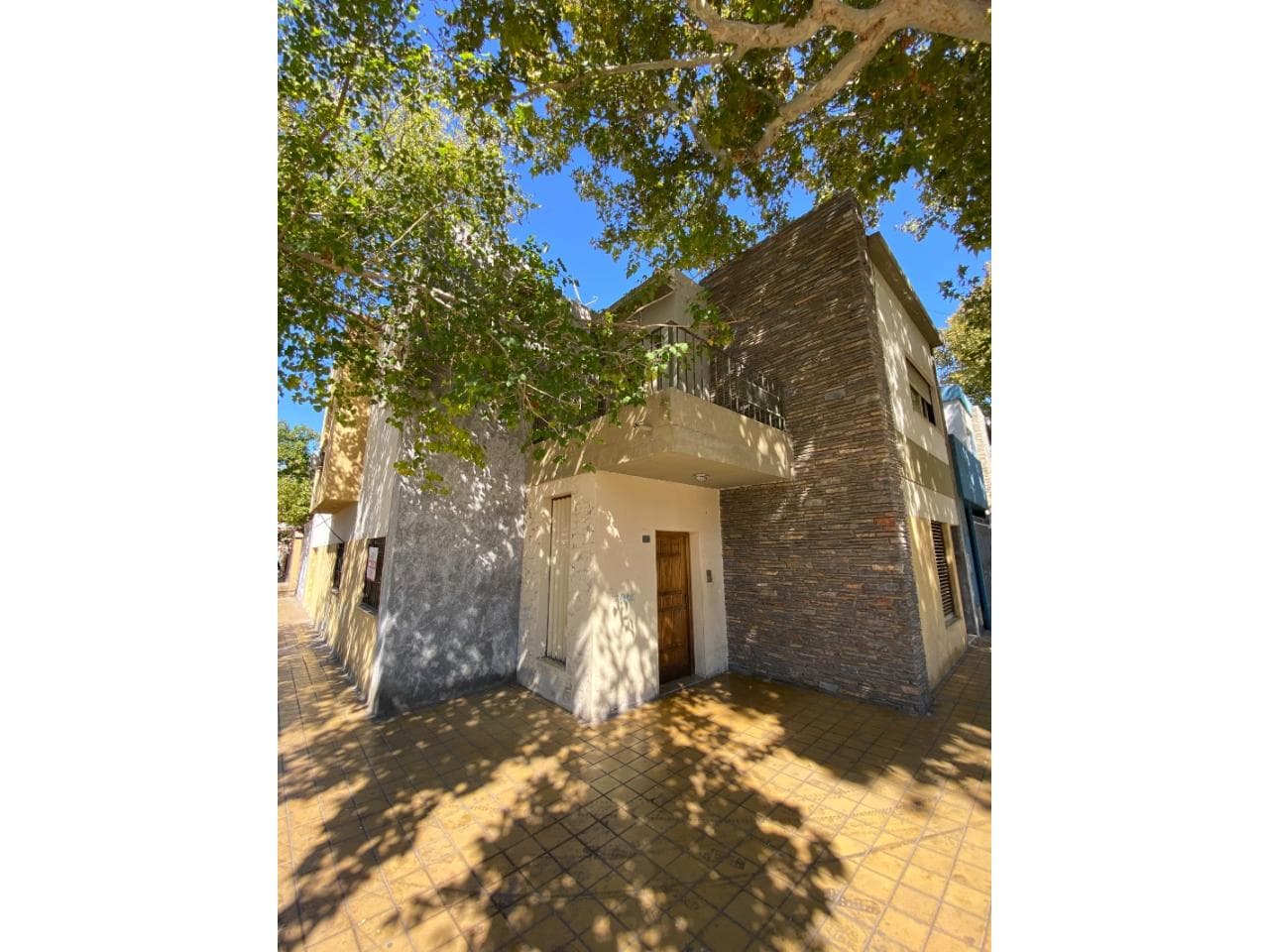 Venta. Importante Propiedad En Esquina De Av. Cordoba Y Av. Rioja 2 Plantas, Piscina, 5 Dormitorios, 4 Baños, Sótano
