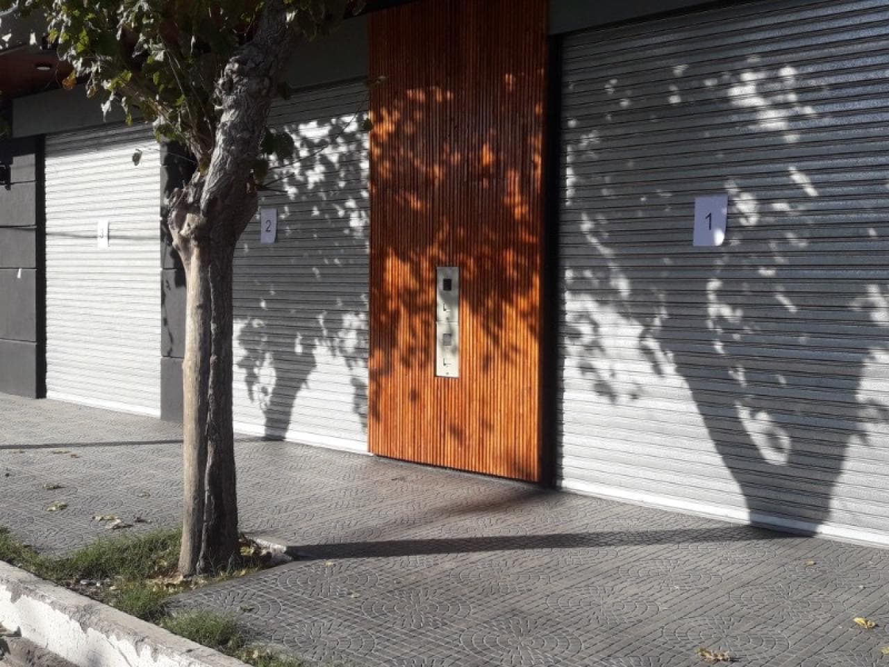 Alquiler Amplio Y Moderno Salon Comercial A Metros De Av.. Libertador. Santa Lucia