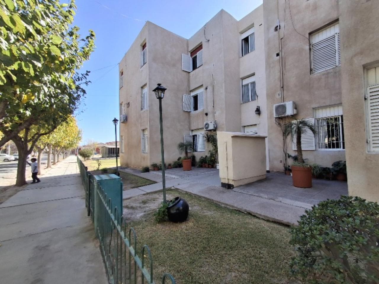 Oportunidad - Venta Depto. 3 Dormit. C/ Cochera - 1º Piso Frontal Complejo Zona U.v.t. , Capital.-
