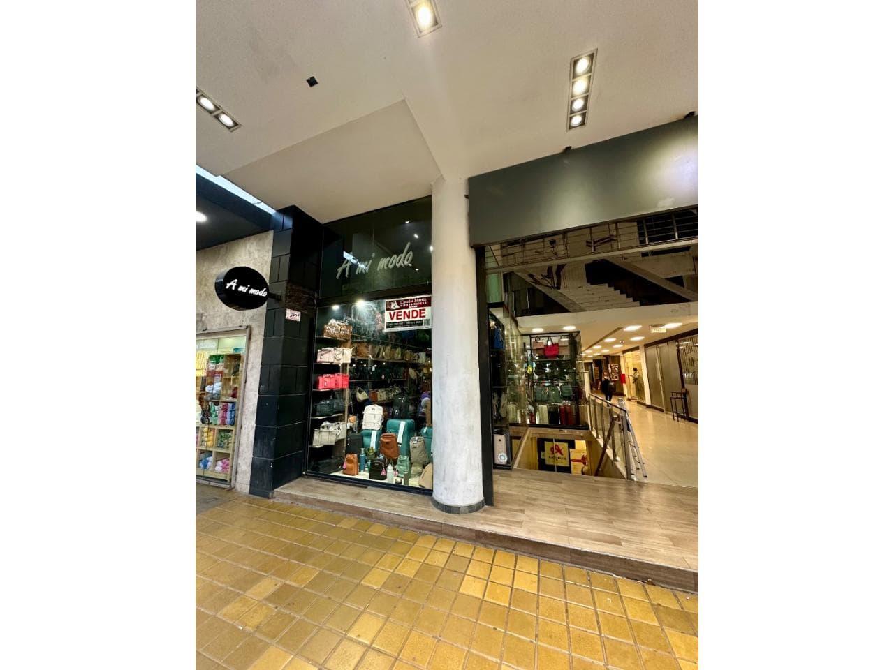 Salón Céntrico En Galería Reconocida Sobre Av Ignacio De La Roza. Renovado Y Moderno