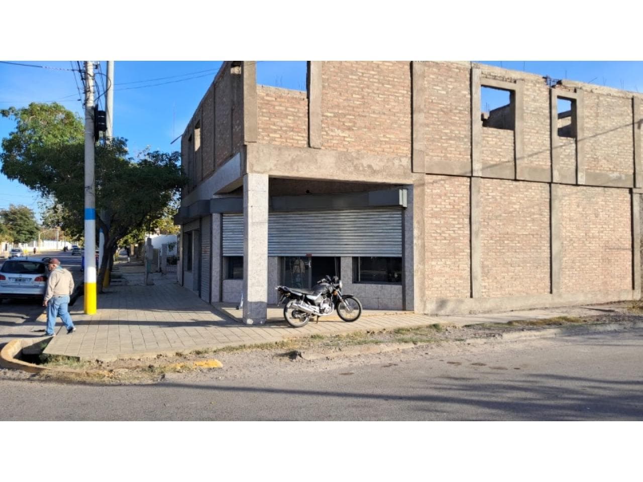 Salón Esquina De 65m2 En Calle Superiora Y Elizondo Rawson