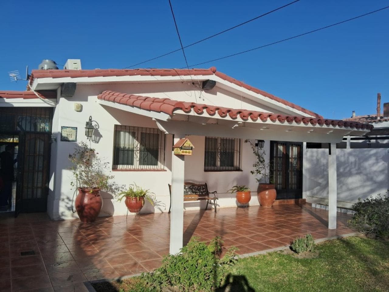 Orozco Propiedades Vende  Amplia Casa De 3 Dormitorios  Con Cochera En Bª Campodónico .santa. Lucia