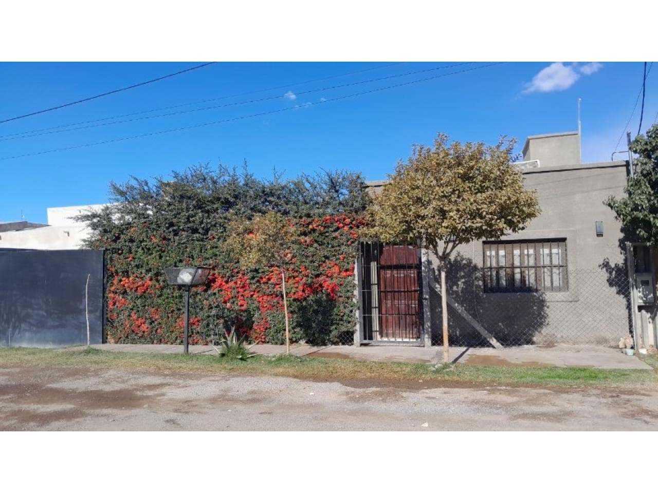 Titular Vende Hermosa Casa De 3 Dormitorios Ubicada En Santa Lucia. Excelente Ubicación.