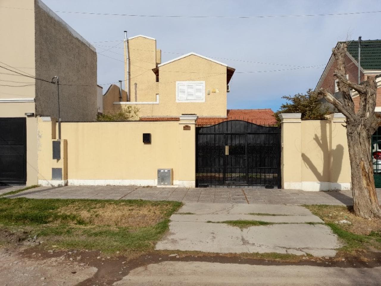 Venta. Casa 2 Plantas, 3 Dorm. Fondo Parquizado. Capital